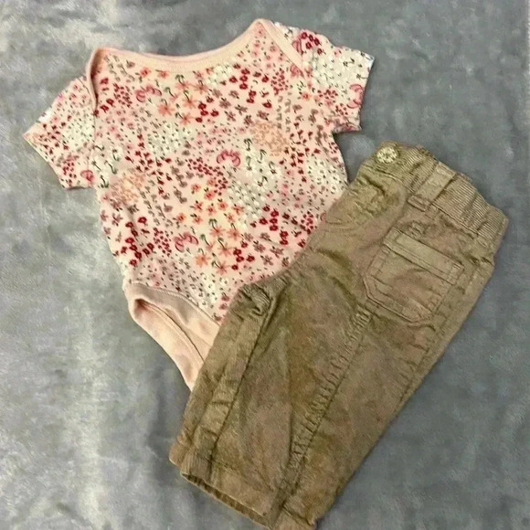 Old Navy  - 2 piece newborn outfit/set. Size 0-3 months - Picture 1 of 6